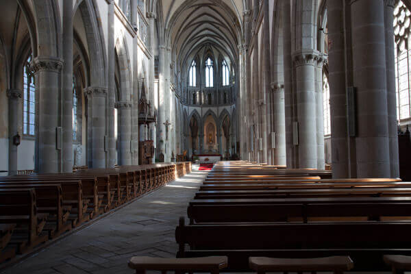 Saxophonist vor einer Kirche